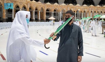 12,000 umbrellas distributed in Grand Mosque. (SPA)