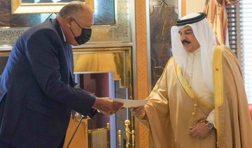 Egypt FM delivers message from El-Sisi to Bahrain’s king during official visit 