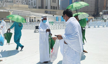 Umbrellas given out to worshippers, workers at Makkah Grand Mosque