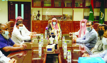 Undersecretary at Saudi Arabia’s Ministry of Islamic Affairs, Sheikh Awad Alanzi, meets with scholars in the Maldives. (SPA)