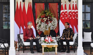  Singapore's Prime Minister Lee Hsien Loong talks with Indonesian President Joko Widodo during their annual leaders' retreat at the Indonesian island of Bintan in Riau, Indonesia. (Reuters)