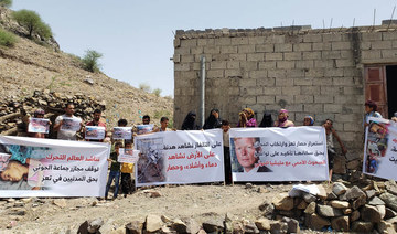 Villagers in Taiz's Al-Sailah hold a vigil to denounce deadly attacks by the Houthis. (Photo: Maher Al-Abessi)
