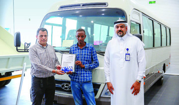 Drivers of Hyundai truck and bus vehicles from various sectors were selected and presented with a certificate of appreciation. 