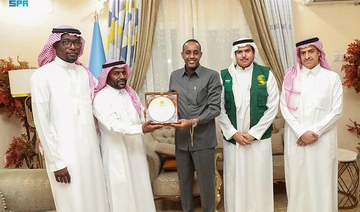 Somalia’s Prime Minister Mohamed Hussein Roble awards the Medal of Honor to KSrelief and Saudi ambassador. (SPA)