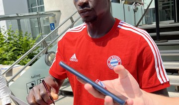 Mane poses in Bayern shirt during Munich medical check