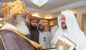 Saudi Islamic minister meets Pakistani cleric in Mina. (SPA)