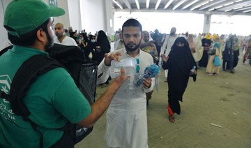 Volunteers aid pilgrims during the Hajj pilgrimage. (File/SPA)