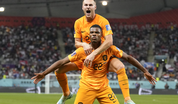 Dumfries gets kissed as Oranje reach World Cup quarterfinals
