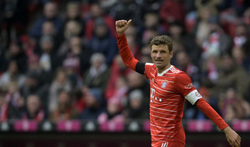 Müller sets record, scores to keep Bayern top in Bundesliga