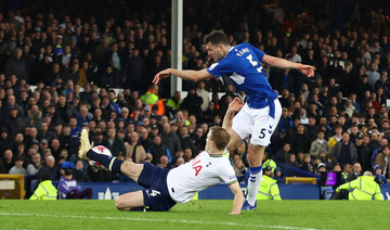 10-man Everton strike late to hold Tottenham 1-1