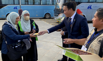 Philippine Charge d’affaires Rommel Romato hands out dates to arriving Filipino pilgrims in Madinah on June 3, 2023.