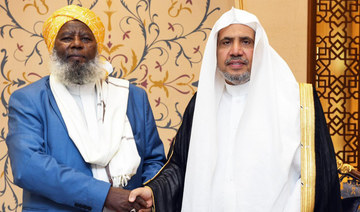 Mohammed bin Abdulkarim Al-Issa receives Sheikh Haji Ibrahim in Makkah. (Supplied)