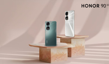 The Diamond Silver and Emerald Green versions of Honor 90 5G.