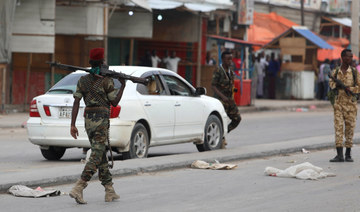 Somali government soldiers walk near a car in Mogadishu, Somalia. (REUTERS file photo)