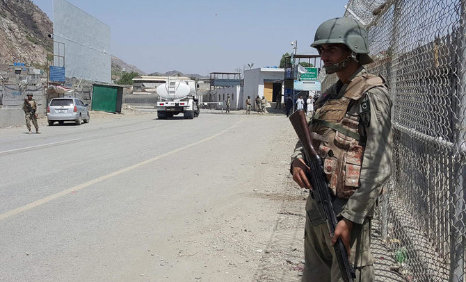 Pakistanis shell Afghan forces as border clashes escalate