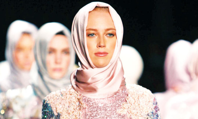 Stjerne Erfaren person strå Hijabs dazzle NY fashion catwalk | Arab News