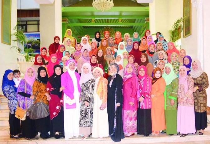 Wearing hijab in style, Indonesian women stress faith on Islamic culture