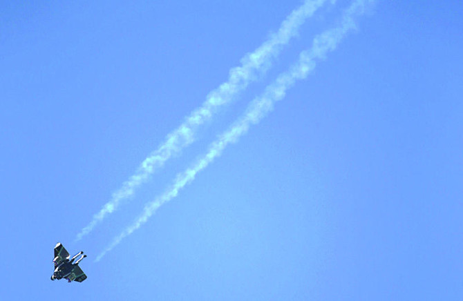 Jetman, sidekick tear up Dubai skies