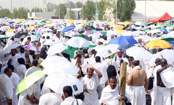 Pilgrims gather in Arafat at Haj climax
