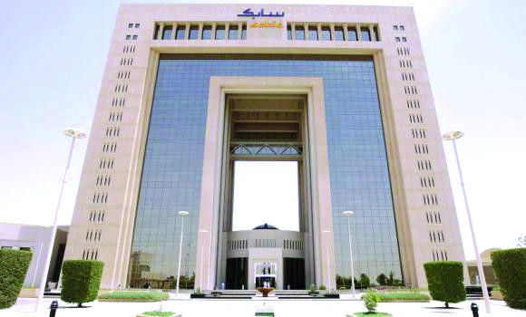 Saudi stocks edge up; SABIC rises 1.2%
