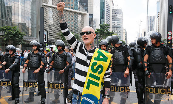 Mass rallies as Brazil political crisis deepens