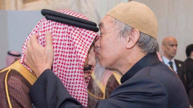 Elderly man’s kiss on King Salman’s head warms the hearts of Saudis