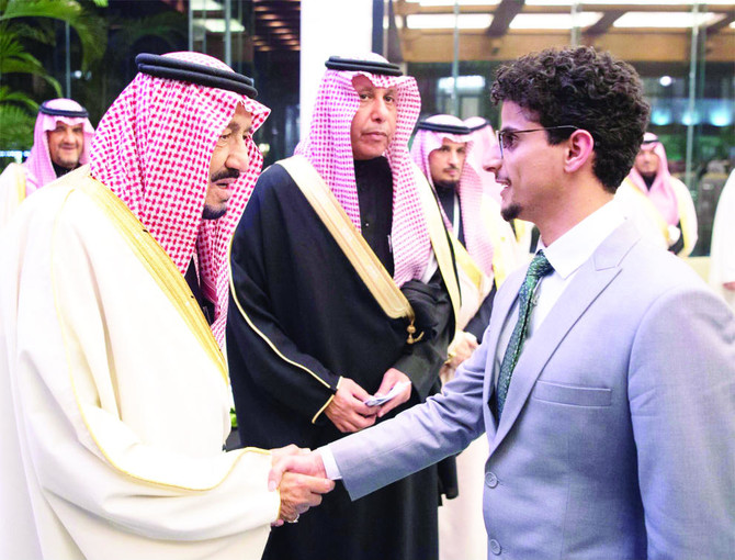 King receives Saudi scholarship students in China