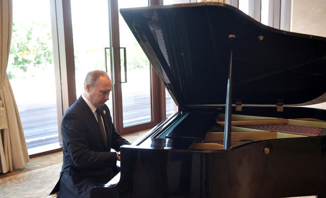 Putin the piano man plays Soviet-era tunes in Beijing