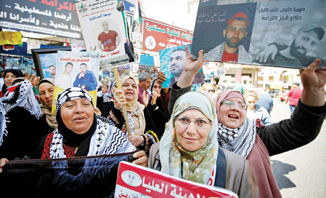 Palestinian prisoners end mass hunger strike