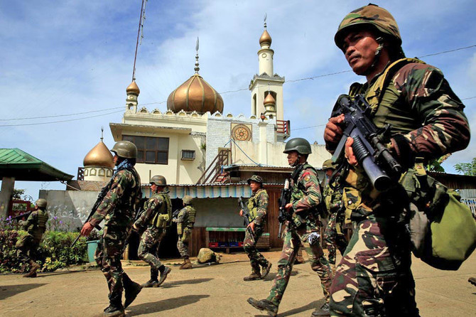 Filipino troops recapture mosque, Duterte revisits Marawi