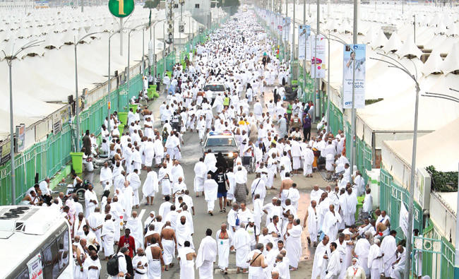 Hajjis in white robes reach Mina