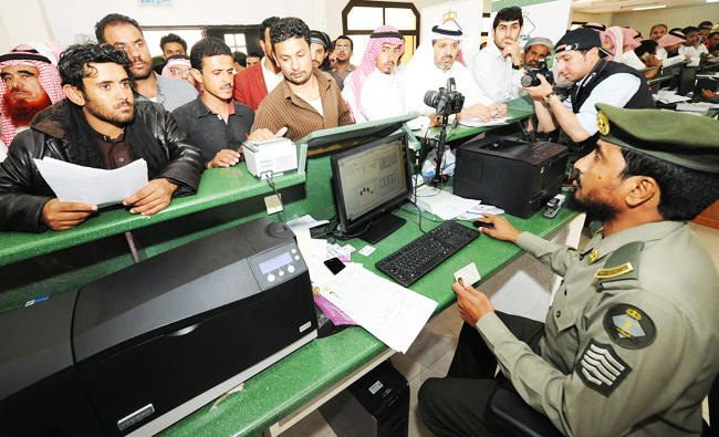 Saudi Passport Department: Yemenis with visitor IDs to get iqamas from Oct. 5