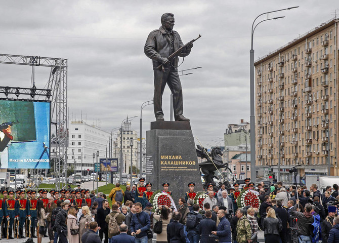 Russia unveils statue of AK-47 inventor Kalashnikov