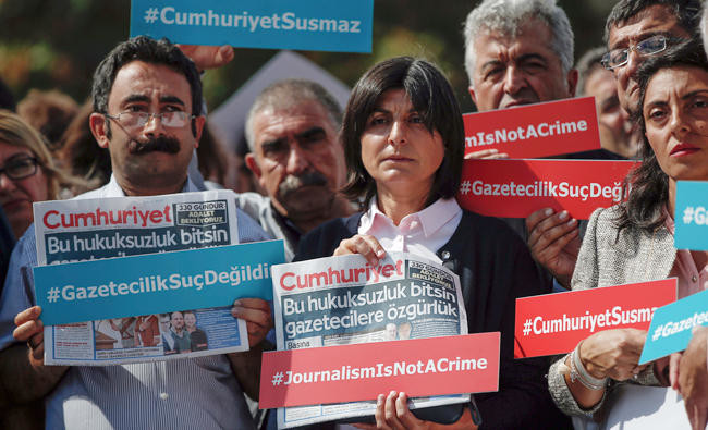Journalist accused of terror links freed from jail in Turkey
