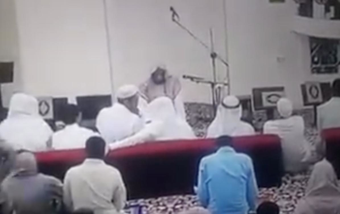 Video captures the death of a Makkah Imam after finishing prayer
