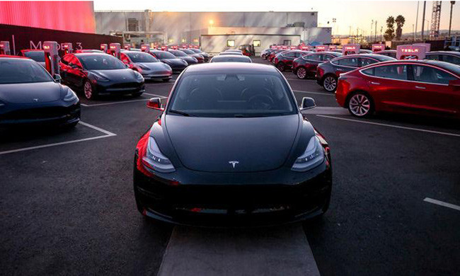 Tesla delays big rig truck debut; Model 3 in ‘production hell’