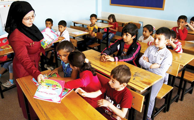 Syrian refugee children learn Turkish by electronic app