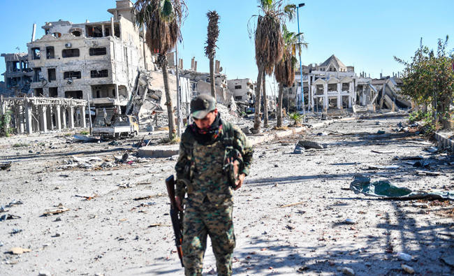 Fighters in Raqqa prepare for civilian handover