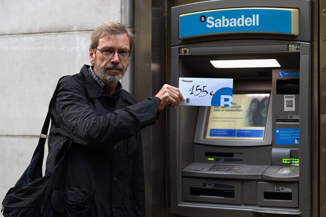Catalan separatists in cash withdrawal protest