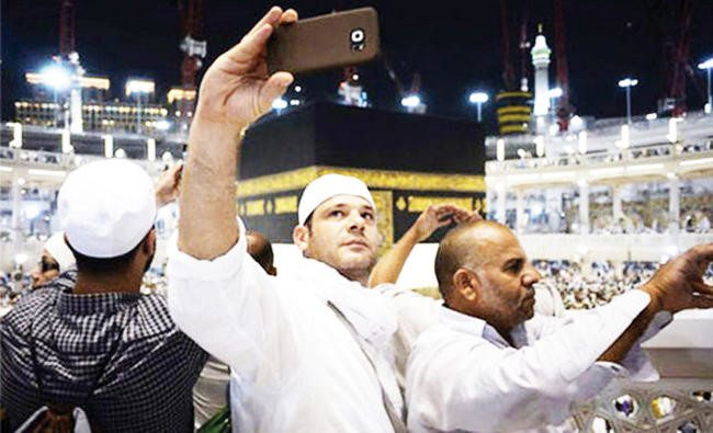 Makkah Grand Mosque management to pilgrims: Don’t get carried away taking selfies