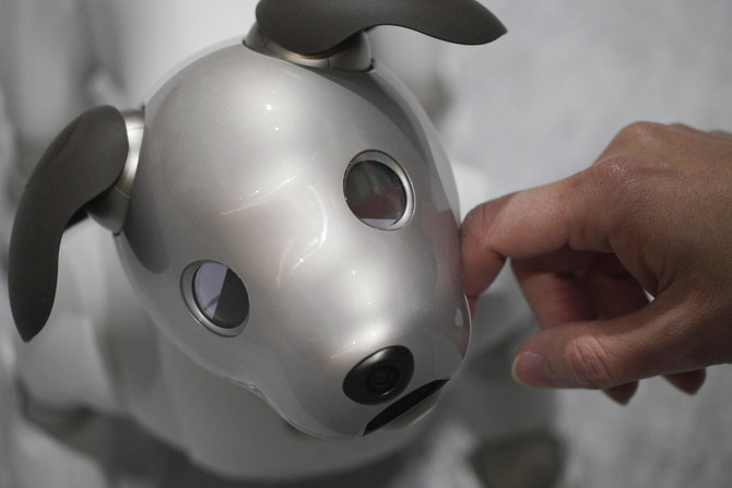 Undskyld mig publikum Skære af Old dog, new tricks: Sony unleashes 'intelligent' robot pet | Arab News