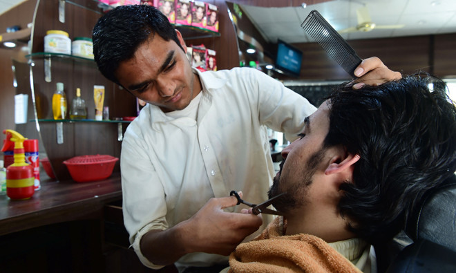 Voice of America: Pakistan hairdressers announce ban on trimming beards |  Arab News