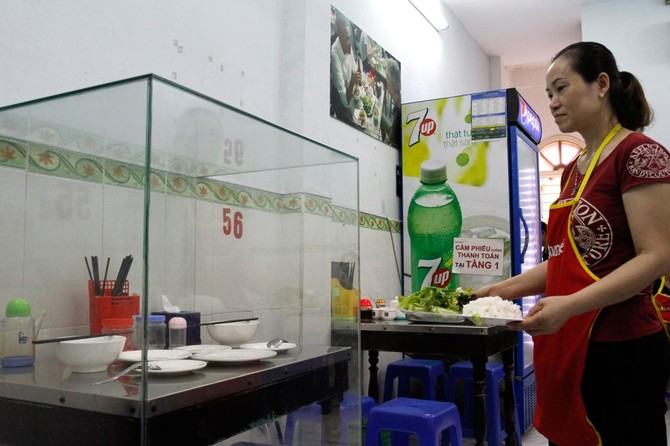 Eternal noodles: Obama ‘bun cha’ table encased in Vietnam