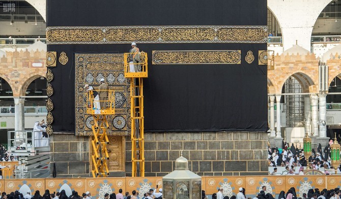 Kaaba’s replacement cloth fitted in record time