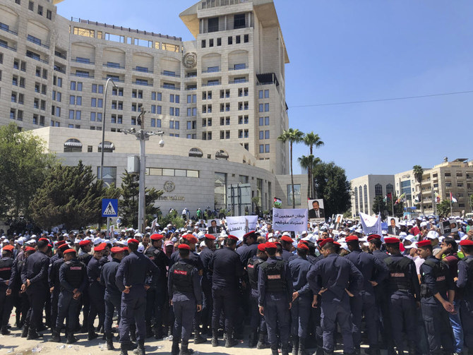 Chicle Deformar Traición Amman comes to a standstill as teachers demand 50% pay rise | Arab News