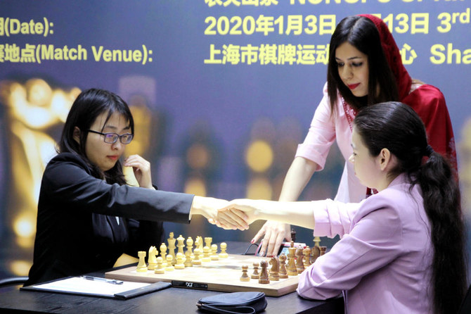 Árbitra iraniana de xadrez entra em conflito com a FIDE sobre