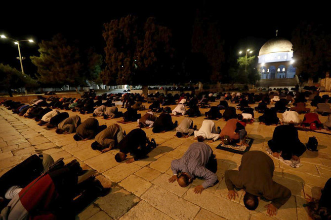 30,000 Muslims pray in Al-Aqsa Mosque while sticking to social distancing