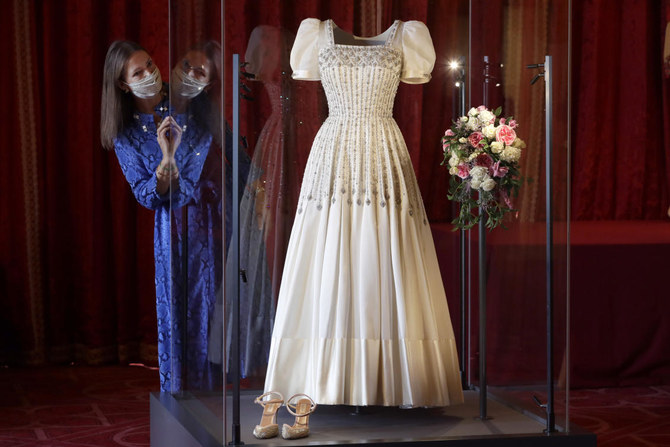 Wedding gown of UK's Princess Beatrice goes on show | Arab News
