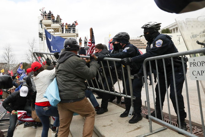 Trump destekçileri polisle çatışırken ABD Kongre Binasına girdi 1