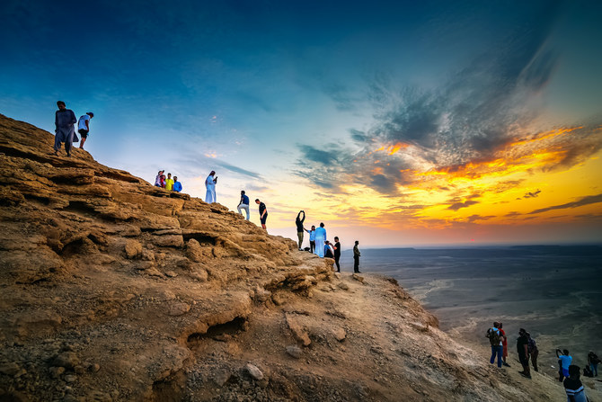 Riyadh: Edge of the World Small-Group Hiking Tour (Feb 2024)